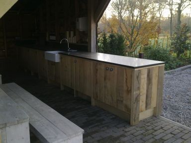 Een buitenkeuken geplaatst en gemaakt door M2 Bouwbedrijf te Hazerswoude